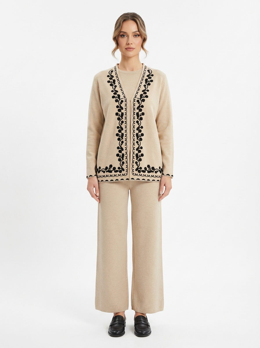 طقم تريكو مطرّز بخطوط