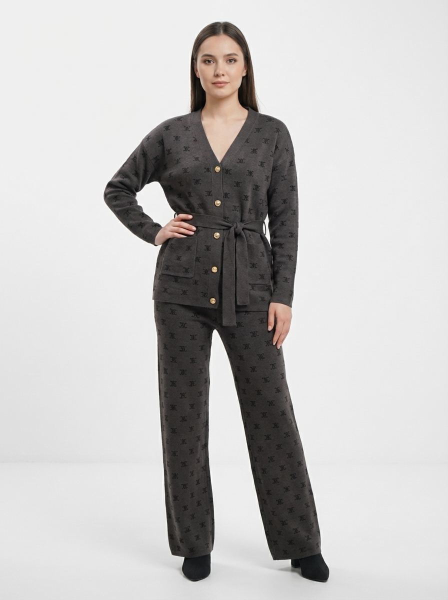 طقم تريكو بنقشة مونوغرام